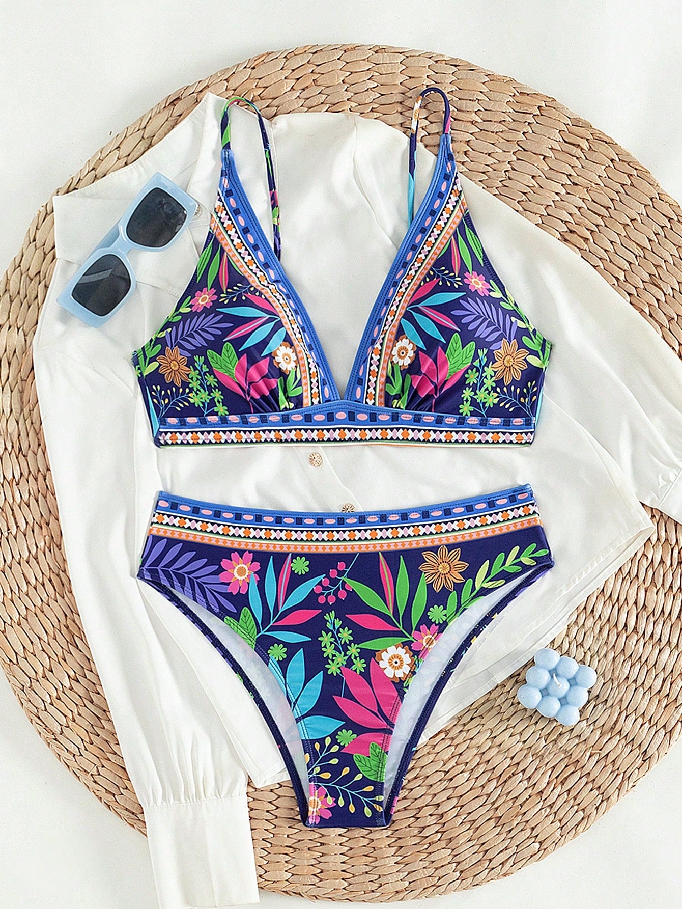 Verão;
Verão 2025;
Moda feminina;
Biquini floral;
Biquini de amarração;
Biquini frente única;
Biquini taça;
Biquini branco;
Mar,
Lago;
Piscina;
Biquini com saída de praia;
Biquini com enfeites;
Biquini com pedras;
Biquini;