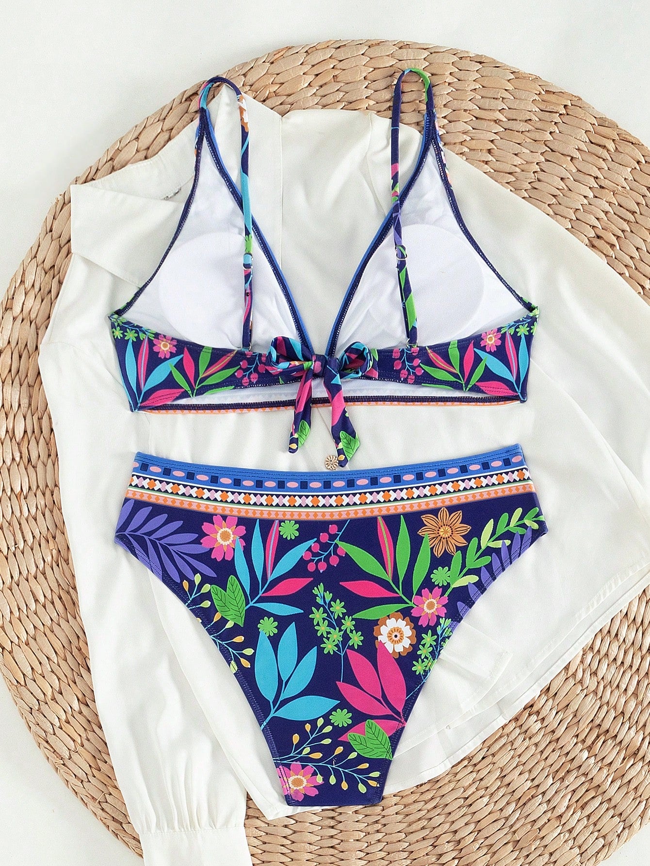 Verão;
Verão 2025;
Moda feminina;
Biquini floral;
Biquini de amarração;
Biquini frente única;
Biquini taça;
Biquini branco;
Mar,
Lago;
Piscina;
Biquini com saída de praia;
Biquini com enfeites;
Biquini com pedras;
Biquini;