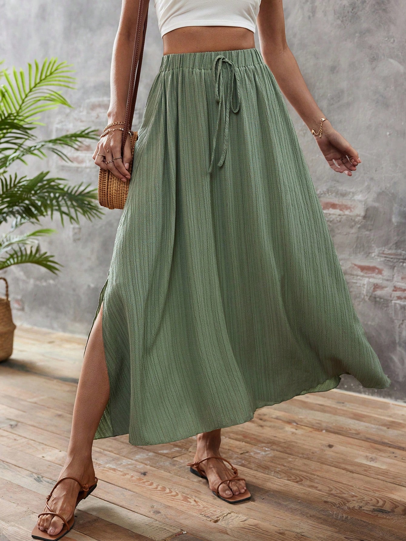 Saia longa;
Saia midi;
Saia curta;
Saia floral;
Saia com fenda;
Verão;
verão 2025;
moda feminina;
mulher moderna;
mulher elegante;
saia de festa;
saia para formatura;
saia para casamento;
saia preta;
saia branca;
saia trespassada;