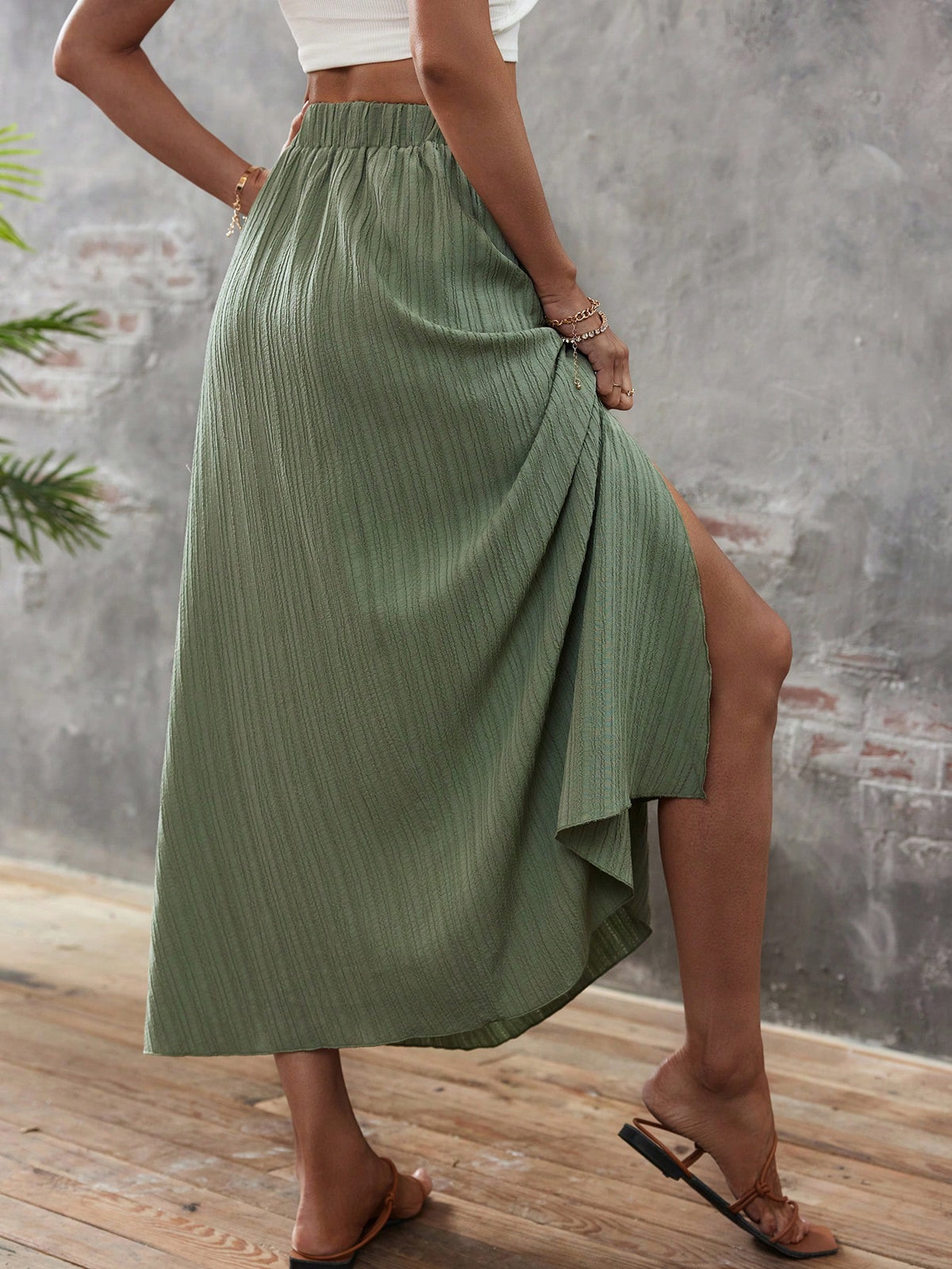 Saia longa;
Saia midi;
Saia curta;
Saia floral;
Saia com fenda;
Verão;
verão 2025;
moda feminina;
mulher moderna;
mulher elegante;
saia de festa;
saia para formatura;
saia para casamento;
saia preta;
saia branca;
saia trespassada;